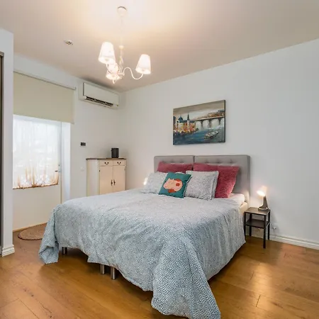 Free Parking L Everything Nearby L Easy Self Check-in Apartment