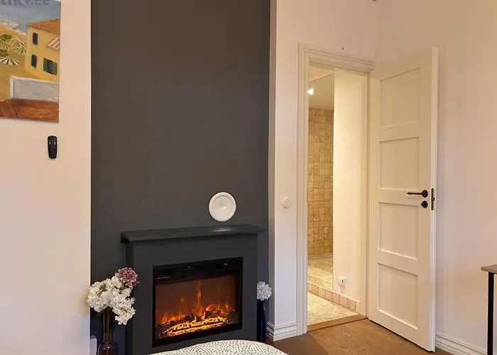 Free Parking L Everything Nearby L Easy Self Check-in Apartment *