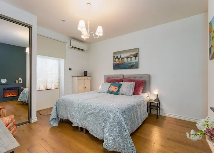 Free Parking L Everything Nearby L Easy Self Check-in Apartment