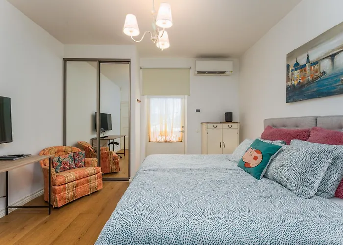 Free Parking L Everything Nearby L Easy Self Check-in Apartment