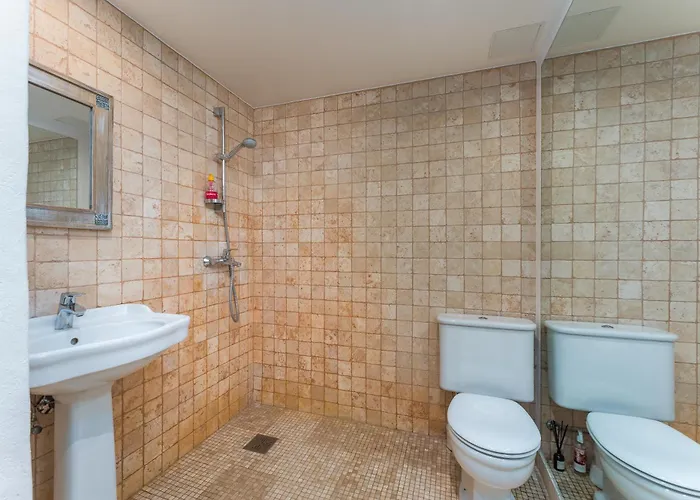 Free Parking L Everything Nearby L Easy Self Check-in Apartment