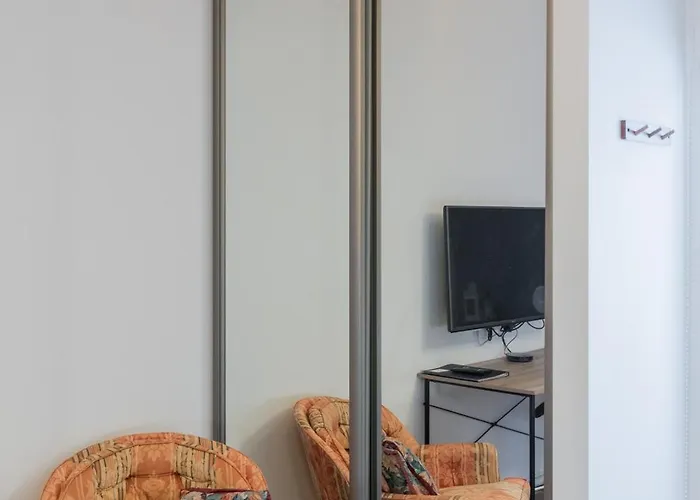 Free Parking L Everything Nearby L Easy Self Check-in Apartment